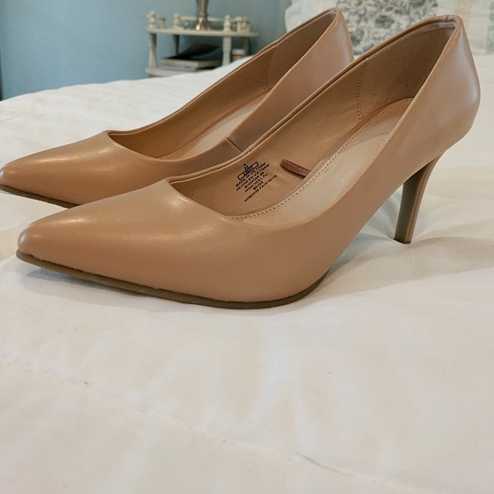 Nude pumps